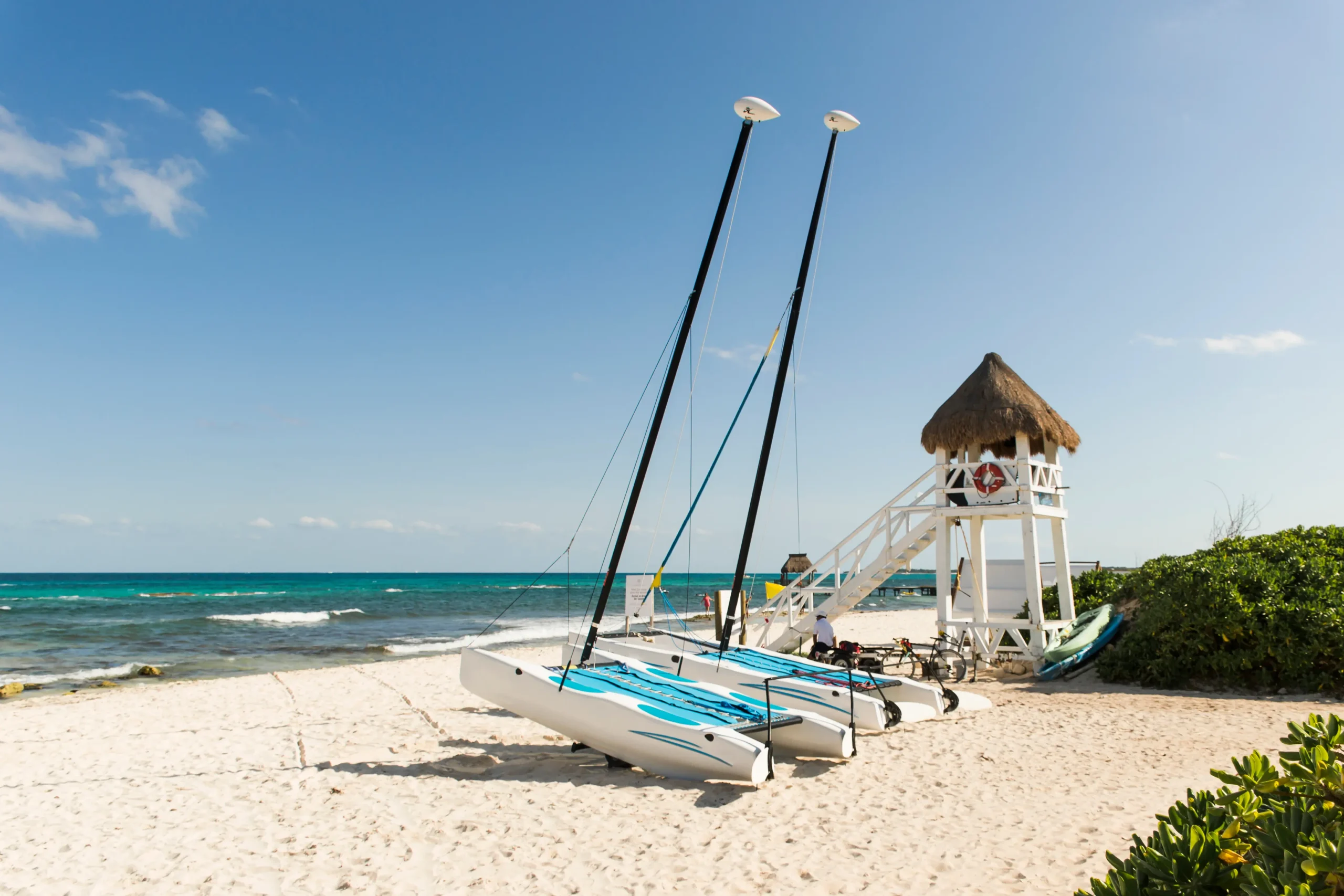 naves-en-la-costa-de-arena-cerca-del-mar